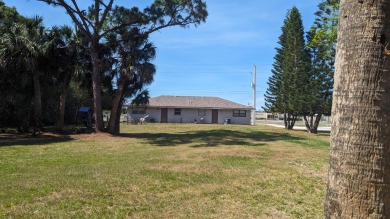 WELL KEPT DUPLEX WITH BRAND NEW ROOF LOCATED ON BEAUTIFUL HALF on Gator Trace Golf and Country Club in Florida - for sale on GolfHomes.com, golf home, golf lot