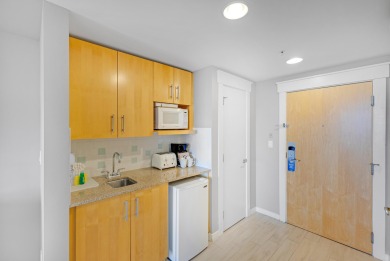 This pristine 7th-floor studio offers stunning Bay views and a on Sandestin Golf and Beach Resort - Raven in Florida - for sale on GolfHomes.com, golf home, golf lot