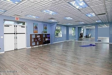 This 55+ community home features a beautifully appointed kitchen on Pine Shadows Golf Course in Arizona - for sale on GolfHomes.com, golf home, golf lot