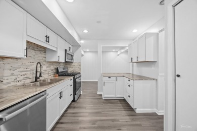 Welcome to this freshly renovated 2 bedroom, 1 full and 2 half on Village Greens of Woodridge Golf Course in Illinois - for sale on GolfHomes.com, golf home, golf lot