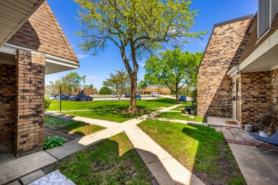 Welcome to this freshly renovated 2 bedroom, 1 full and 2 half on Village Greens of Woodridge Golf Course in Illinois - for sale on GolfHomes.com, golf home, golf lot
