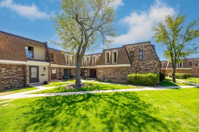 Welcome to this freshly renovated 2 bedroom, 1 full and 2 half on Village Greens of Woodridge Golf Course in Illinois - for sale on GolfHomes.com, golf home, golf lot
