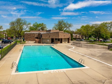 Welcome to this freshly renovated 2 bedroom, 1 full and 2 half on Village Greens of Woodridge Golf Course in Illinois - for sale on GolfHomes.com, golf home, golf lot