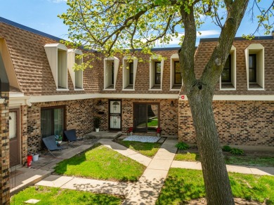 Welcome to this freshly renovated 2 bedroom, 1 full and 2 half on Village Greens of Woodridge Golf Course in Illinois - for sale on GolfHomes.com, golf home, golf lot