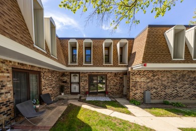 Welcome to this freshly renovated 2 bedroom, 1 full and 2 half on Village Greens of Woodridge Golf Course in Illinois - for sale on GolfHomes.com, golf home, golf lot