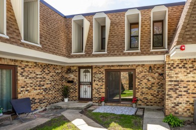 Welcome to this freshly renovated 2 bedroom, 1 full and 2 half on Village Greens of Woodridge Golf Course in Illinois - for sale on GolfHomes.com, golf home, golf lot