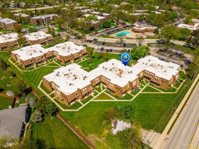 Welcome to this freshly renovated 2 bedroom, 1 full and 2 half on Village Greens of Woodridge Golf Course in Illinois - for sale on GolfHomes.com, golf home, golf lot