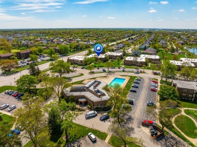 Welcome to this freshly renovated 2 bedroom, 1 full and 2 half on Village Greens of Woodridge Golf Course in Illinois - for sale on GolfHomes.com, golf home, golf lot