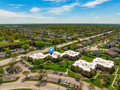 Welcome to this freshly renovated 2 bedroom, 1 full and 2 half on Village Greens of Woodridge Golf Course in Illinois - for sale on GolfHomes.com, golf home, golf lot
