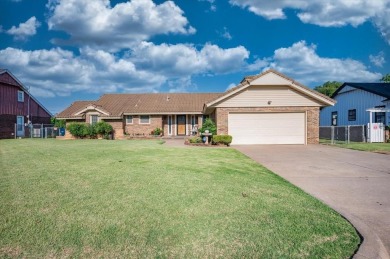 Beautifully Maintained 3-Bed, 2-Bath Home Backing to Hidden on Willow Creek Country Club in Oklahoma - for sale on GolfHomes.com, golf home, golf lot