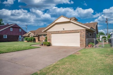 Beautifully Maintained 3-Bed, 2-Bath Home Backing to Hidden on Willow Creek Country Club in Oklahoma - for sale on GolfHomes.com, golf home, golf lot