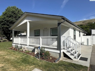 MLS# 284950 Enjoy all of the convenience of single level living on Colfax Golf Club in Washington - for sale on GolfHomes.com, golf home, golf lot