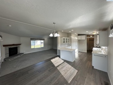 MLS# 284950 Enjoy all of the convenience of single level living on Colfax Golf Club in Washington - for sale on GolfHomes.com, golf home, golf lot