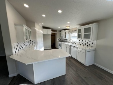 MLS# 284950 Enjoy all of the convenience of single level living on Colfax Golf Club in Washington - for sale on GolfHomes.com, golf home, golf lot