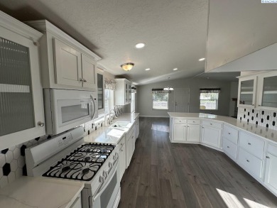 MLS# 284950 Enjoy all of the convenience of single level living on Colfax Golf Club in Washington - for sale on GolfHomes.com, golf home, golf lot