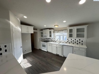 MLS# 284950 Enjoy all of the convenience of single level living on Colfax Golf Club in Washington - for sale on GolfHomes.com, golf home, golf lot