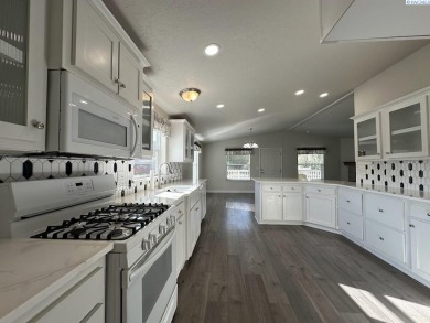 MLS# 284950 Enjoy all of the convenience of single level living on Colfax Golf Club in Washington - for sale on GolfHomes.com, golf home, golf lot