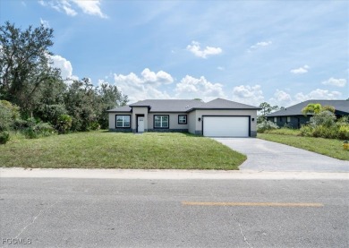 Beautiful New Construction in Sun 'N Lake - 4 Bedrooms, 3 Baths on Sun n Lake Golf and Country Club in Florida - for sale on GolfHomes.com, golf home, golf lot