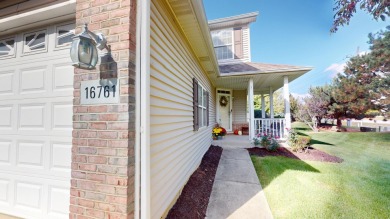 Sparkling, fresh, and ready for you to move right in, this on Broken Arrow Golf Club in Illinois - for sale on GolfHomes.com, golf home, golf lot