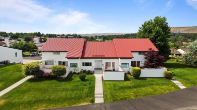 Updated Meadow Springs Townhouse w/VIEW of the HORSE HEAVEN on Meadow Springs Country Club in Washington - for sale on GolfHomes.com, golf home, golf lot