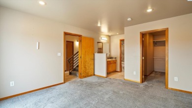 Updated Meadow Springs Townhouse w/VIEW of the HORSE HEAVEN on Meadow Springs Country Club in Washington - for sale on GolfHomes.com, golf home, golf lot