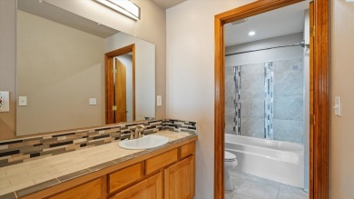 Updated Meadow Springs Townhouse w/VIEW of the HORSE HEAVEN on Meadow Springs Country Club in Washington - for sale on GolfHomes.com, golf home, golf lot