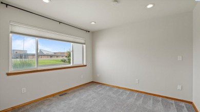 Updated Meadow Springs Townhouse w/VIEW of the HORSE HEAVEN on Meadow Springs Country Club in Washington - for sale on GolfHomes.com, golf home, golf lot