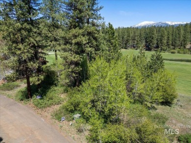 Nestled on a tranquil cul-de-sac at the esteemed Meadowcreek on Meadowcreek Golf Resort in Idaho - for sale on GolfHomes.com, golf home, golf lot