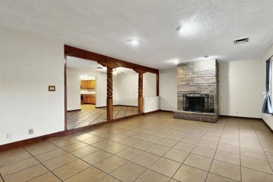 Well maintained Northeast Heights townhome on a low traffic on Arroyo Del Oso Golf Course in New Mexico - for sale on GolfHomes.com, golf home, golf lot