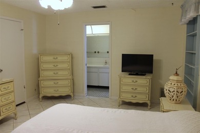 PRICED TO SELL!  It's not very often that a 2/2/2 1794 sq ft htd on Mainlands Golf Club in Florida - for sale on GolfHomes.com, golf home, golf lot