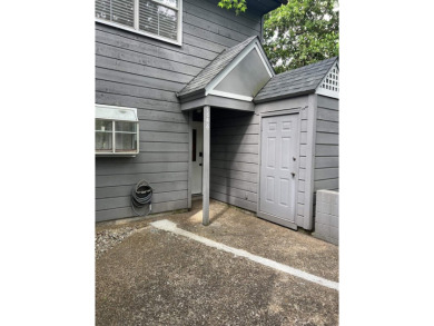 Well kept end unit. 2 BR 2.5 Bath townhouse with high ceilings on Hilaman Park Golf Course in Florida - for sale on GolfHomes.com, golf home, golf lot
