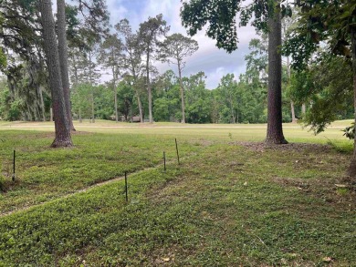 Well kept end unit. 2 BR 2.5 Bath townhouse with high ceilings on Hilaman Park Golf Course in Florida - for sale on GolfHomes.com, golf home, golf lot