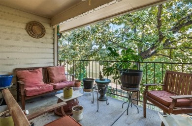 Welcome to this perfectly positioned condo overlooking the golf on Stevens Park Golf Course in Texas - for sale on GolfHomes.com, golf home, golf lot