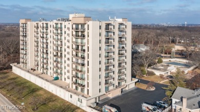 Hurry!  Seldom available three Bedroom unit in Brookwood on the on Oak Meadows Golf Club in Illinois - for sale on GolfHomes.com, golf home, golf lot