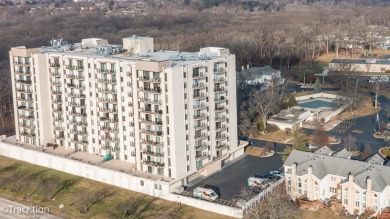 Hurry!  Seldom available three Bedroom unit in Brookwood on the on Oak Meadows Golf Club in Illinois - for sale on GolfHomes.com, golf home, golf lot