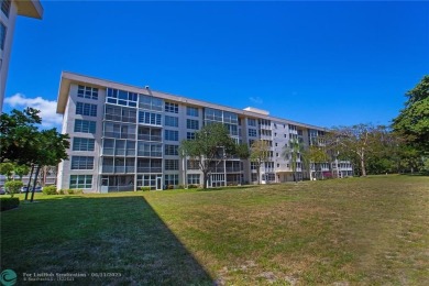 Gorgeous 2/2 condo in a desired golf community of PalmAire - on Palm-Aire Country Club and Resort - Palms in Florida - for sale on GolfHomes.com, golf home, golf lot