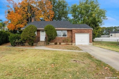 Welcome to this delightful, 1955 split level home located in a on Bethpage State Park Golf Course - Black in New York - for sale on GolfHomes.com, golf home, golf lot