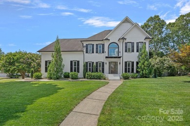 Beautifully updated 4-bed, 3.5-bath home on a landscaped .4-acre on Birkdale Golf Club in North Carolina - for sale on GolfHomes.com, golf home, golf lot