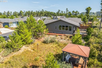 Beautiful 3 bed, 2 bath home with 1690 sq ft of living space on Sandpines Golf Links in Oregon - for sale on GolfHomes.com, golf home, golf lot