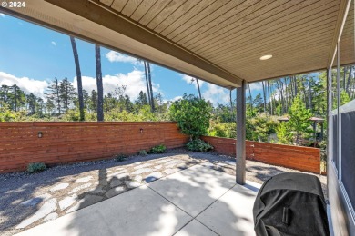 Beautiful 3 bed, 2 bath home with 1690 sq ft of living space on Sandpines Golf Links in Oregon - for sale on GolfHomes.com, golf home, golf lot