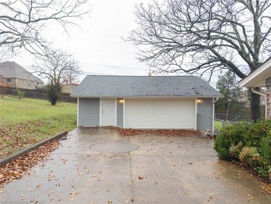 Gorgeous 4 bed 3 full bath home in Bellwood subdivision with on Vache-Grasse Country Club in Arkansas - for sale on GolfHomes.com, golf home, golf lot