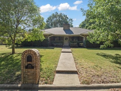 Beautiful 3-bedroom, 2-bath brick home on a corner lot in the on Hillsboro Country Club in Texas - for sale on GolfHomes.com, golf home, golf lot