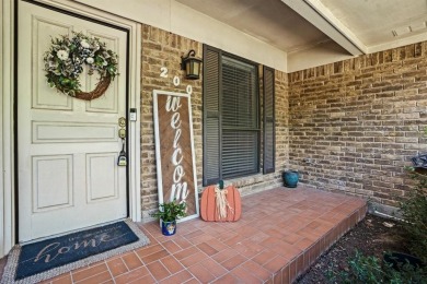 Beautiful 3-bedroom, 2-bath brick home on a corner lot in the on Hillsboro Country Club in Texas - for sale on GolfHomes.com, golf home, golf lot