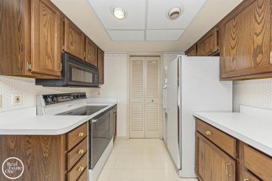 SECOND FLOOR CORNER UNIT IN GOLF COMMUNITY. 2 SPACIOUS BEDROOMS on St. Clair Shores Country Club in Michigan - for sale on GolfHomes.com, golf home, golf lot