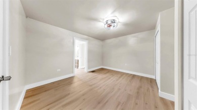 One or more photo(s) has been virtually staged. Fore!!! Welcome on Bradenton Country Club in Florida - for sale on GolfHomes.com, golf home, golf lot