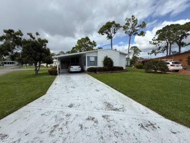Priced to sell at $42,500 Monthly lot rent is $706 assumable on Pine Lakes Country Club in Florida - for sale on GolfHomes.com, golf home, golf lot