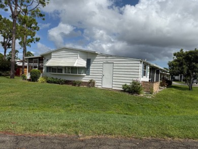 Priced to sell at $42,500 Monthly lot rent is $706 assumable on Pine Lakes Country Club in Florida - for sale on GolfHomes.com, golf home, golf lot