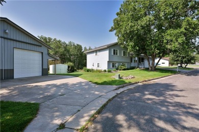 This beautifully maintained 3 bed, 2 bath home on the edge of on Rolling Oaks Golf Course in Wisconsin - for sale on GolfHomes.com, golf home, golf lot