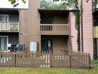 Golf lover special! This stately 2 bedroom 2.5 bath townhouse on Hilaman Park Golf Course in Florida - for sale on GolfHomes.com, golf home, golf lot