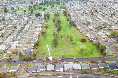 Discover low-maintenance living in this updated 2-bedroom on  in Oregon - for sale on GolfHomes.com, golf home, golf lot